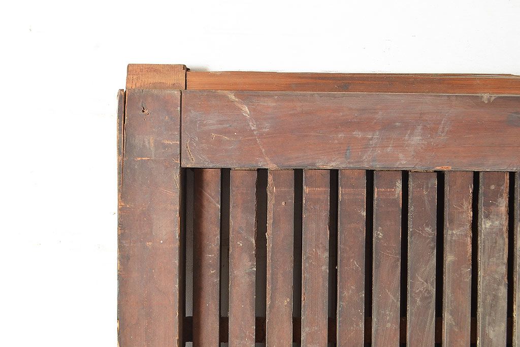 アンティーク建具　明治～大正期　整然と並ぶ縦桟が和モダンな印象を高めるヒノキ材製蔵戸1枚　(R-048567)