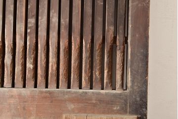 アンティーク建具　明治～大正期　整然と並ぶ縦桟が和モダンな印象を高めるヒノキ材製蔵戸1枚　(R-048567)