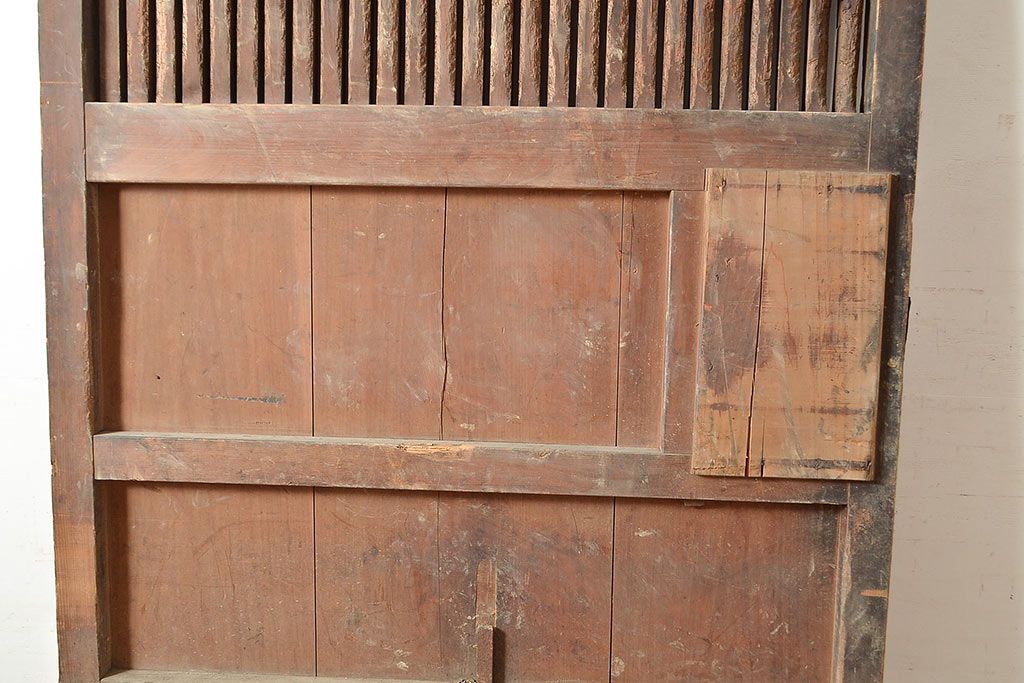 アンティーク建具　明治～大正期　整然と並ぶ縦桟が和モダンな印象を高めるヒノキ材製蔵戸1枚　(R-048567)