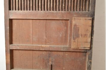 アンティーク建具　明治～大正期　整然と並ぶ縦桟が和モダンな印象を高めるヒノキ材製蔵戸1枚　(R-048567)