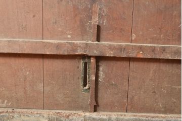 アンティーク建具　明治～大正期　整然と並ぶ縦桟が和モダンな印象を高めるヒノキ材製蔵戸1枚　(R-048567)