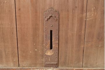 アンティーク建具　整然と並ぶ縦桟が和モダンな印象を高めるヒノキ材製蔵戸(玄関戸、引き戸、建具)(R-048567)