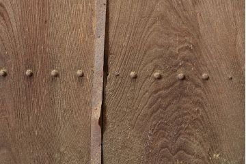 アンティーク建具　ヒノキ材・栗材　時を重ねた木の味わいが魅力的な蔵戸(玄関戸、引き戸、建具)(R-048570)
