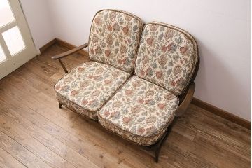 ヴィンテージ家具　ERCOL(アーコール)　花柄のファブリックが華やかな雰囲気の2人掛けソファ(2シーターソファ、アームソファ、ラブソファ、2Pソファ、ビンテージ)(R-048572)