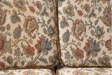 ヴィンテージ家具　ERCOL(アーコール)　花柄のファブリックが華やかな雰囲気の2人掛けソファ(2シーターソファ、アームソファ、ラブソファ、2Pソファ、ビンテージ)(R-048572)