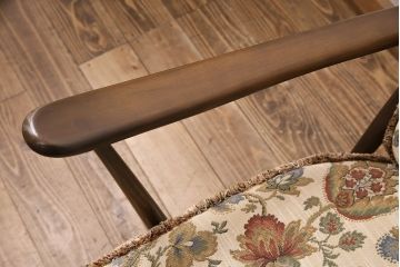 ヴィンテージ家具　ERCOL(アーコール)　花柄のファブリックが華やかな雰囲気の2人掛けソファ(2シーターソファ、アームソファ、ラブソファ、2Pソファ、ビンテージ)(R-048572)