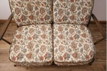 ヴィンテージ家具　ERCOL(アーコール)　花柄のファブリックが華やかな雰囲気の2人掛けソファ(2シーターソファ、アームソファ、ラブソファ、2Pソファ、ビンテージ)(R-048572)