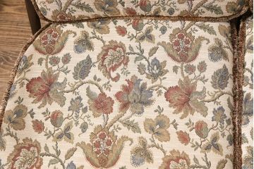 ヴィンテージ家具　ERCOL(アーコール)　花柄のファブリックが華やかな雰囲気の2人掛けソファ(2シーターソファ、アームソファ、ラブソファ、2Pソファ、ビンテージ)(R-048572)