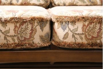ヴィンテージ家具　ERCOL(アーコール)　花柄のファブリックが華やかな雰囲気の2人掛けソファ(2シーターソファ、アームソファ、ラブソファ、2Pソファ、ビンテージ)(R-048572)