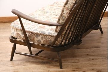ヴィンテージ家具　ERCOL(アーコール)　花柄のファブリックが華やかな雰囲気の2人掛けソファ(2シーターソファ、アームソファ、ラブソファ、2Pソファ、ビンテージ)(R-048572)