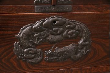 和製ヴィンテージ　門間箪笥店　三方ケヤキ材　手打ち金具が見事な猫脚の中型箪笥(仙台箪笥、キャビネット、ビンテージ)(R-048577)