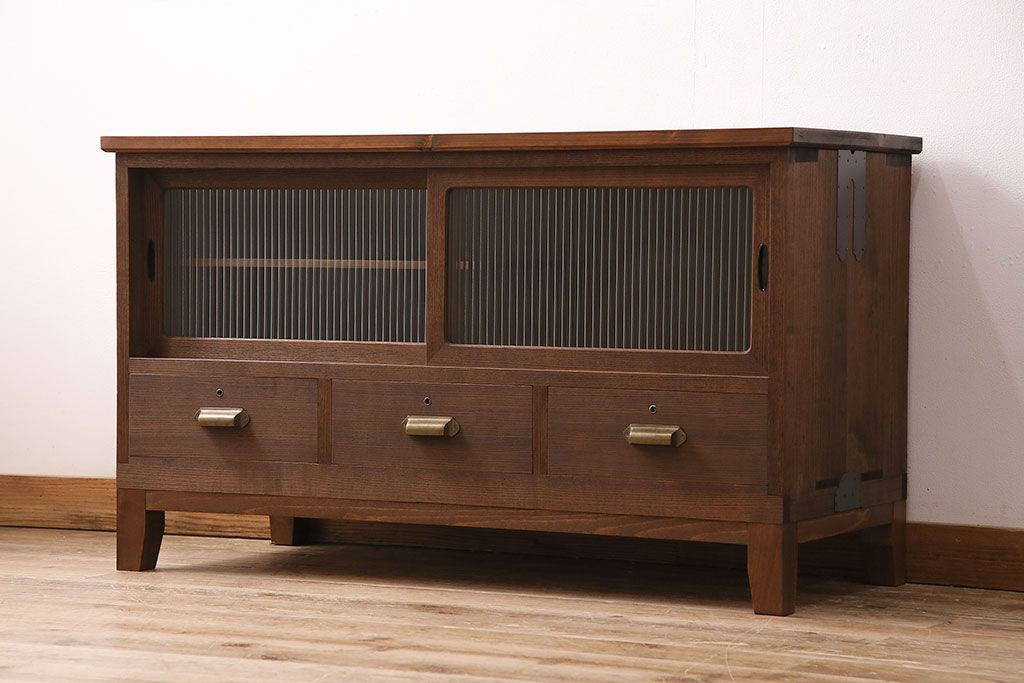 和製アンティーク　厚手桐材　天板リメイク　脚付き　上手物!懐かしさ漂う雰囲気が魅力的な造りの良いローボード(収納棚、テレビ台、テレビボード)(R-048578)