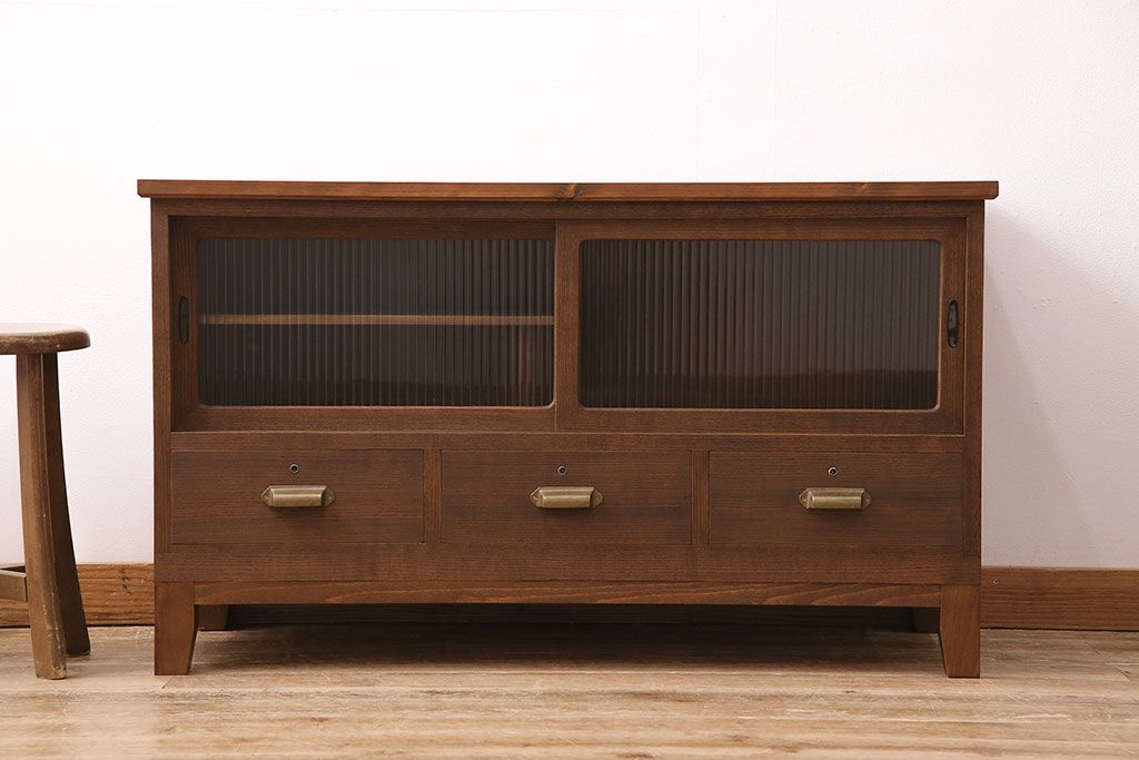 和製アンティーク　厚手桐材　天板リメイク　脚付き　上手物!懐かしさ漂う雰囲気が魅力的な造りの良いローボード(収納棚、テレビ台、テレビボード)(R-048578)