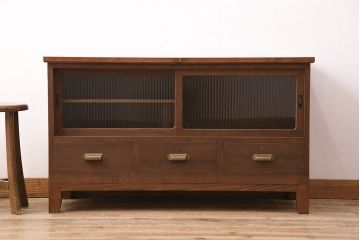 和製アンティーク　厚手桐材　天板リメイク　脚付き　上手物!懐かしさ漂う雰囲気が魅力的な造りの良いローボード(収納棚、テレビ台、テレビボード)(R-048578)