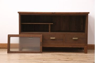 和製アンティーク　厚手桐材　天板リメイク　脚付き　上手物!懐かしさ漂う雰囲気が魅力的な造りの良いローボード(収納棚、テレビ台、テレビボード)(R-048578)