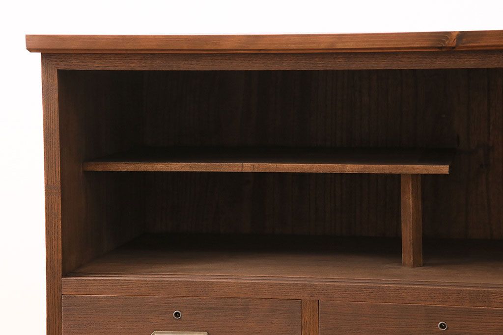 和製アンティーク　厚手桐材　天板リメイク　脚付き　上手物!懐かしさ漂う雰囲気が魅力的な造りの良いローボード(収納棚、テレビ台、テレビボード)(R-048578)