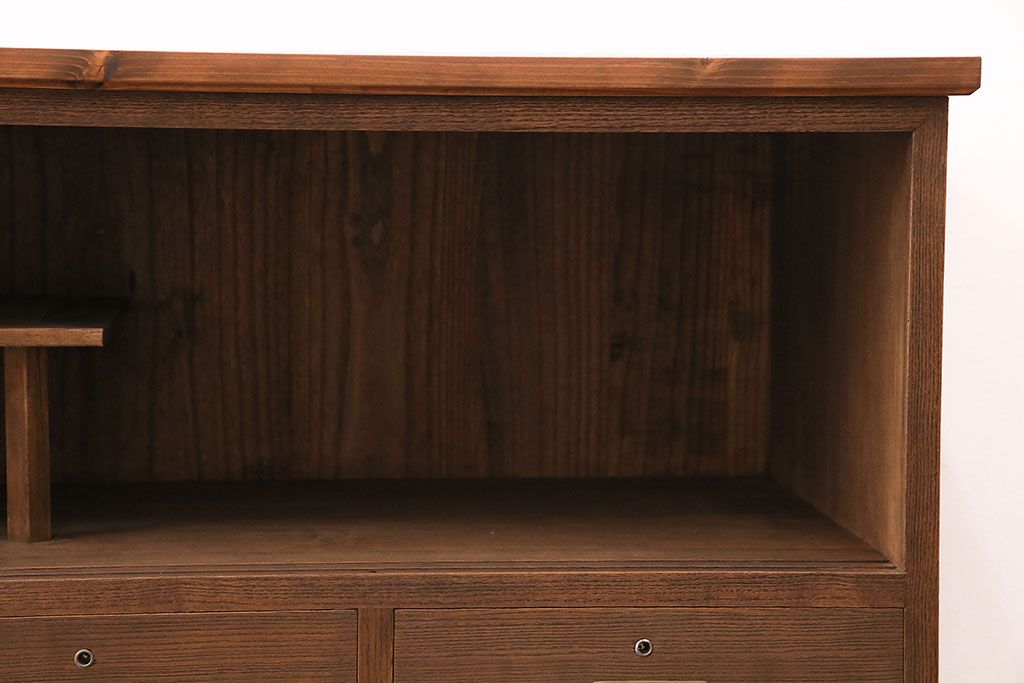 和製アンティーク　厚手桐材　天板リメイク　脚付き　上手物!懐かしさ漂う雰囲気が魅力的な造りの良いローボード(収納棚、テレビ台、テレビボード)(R-048578)