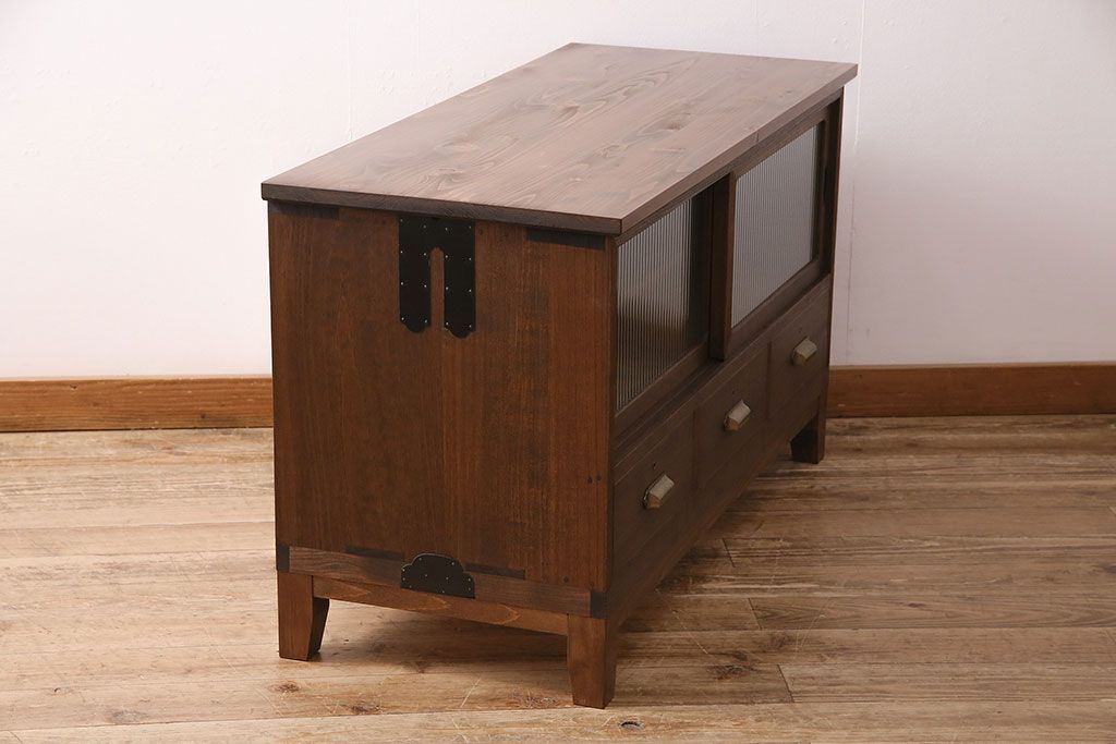 和製アンティーク　厚手桐材　天板リメイク　脚付き　上手物!懐かしさ漂う雰囲気が魅力的な造りの良いローボード(収納棚、テレビ台、テレビボード)(R-048578)