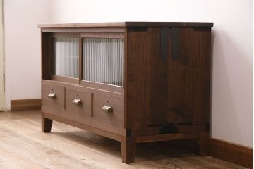 和製アンティーク　厚手桐材　天板リメイク　脚付き　上手物!懐かしさ漂う雰囲気が魅力的な造りの良いローボード(収納棚、テレビ台、テレビボード)(R-048578)