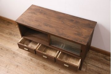 和製アンティーク　厚手桐材　天板リメイク　脚付き　上手物!懐かしさ漂う雰囲気が魅力的な造りの良いローボード(収納棚、テレビ台、テレビボード)(R-048578)