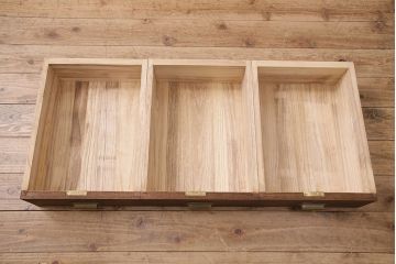 和製アンティーク　厚手桐材　天板リメイク　脚付き　上手物!懐かしさ漂う雰囲気が魅力的な造りの良いローボード(収納棚、テレビ台、テレビボード)(R-048578)