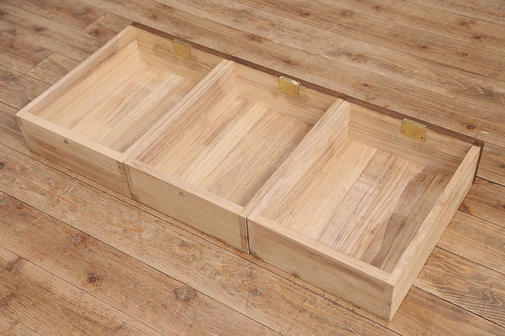 和製アンティーク　厚手桐材　天板リメイク　脚付き　上手物!懐かしさ漂う雰囲気が魅力的な造りの良いローボード(収納棚、テレビ台、テレビボード)(R-048578)