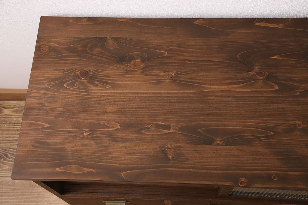 和製アンティーク　厚手桐材　天板リメイク　脚付き　上手物!懐かしさ漂う雰囲気が魅力的な造りの良いローボード(収納棚、テレビ台、テレビボード)(R-048578)