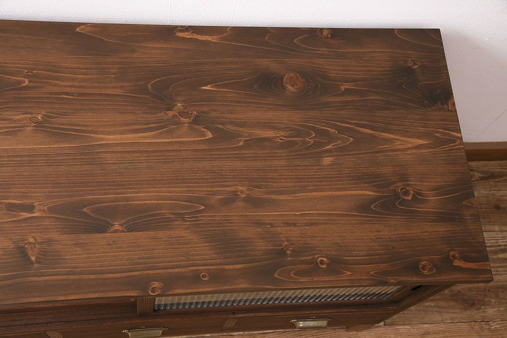 和製アンティーク　厚手桐材　天板リメイク　脚付き　上手物!懐かしさ漂う雰囲気が魅力的な造りの良いローボード(収納棚、テレビ台、テレビボード)(R-048578)