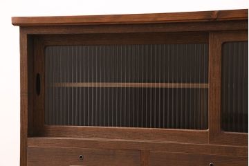 和製アンティーク　厚手桐材　天板リメイク　脚付き　上手物!懐かしさ漂う雰囲気が魅力的な造りの良いローボード(収納棚、テレビ台、テレビボード)(R-048578)