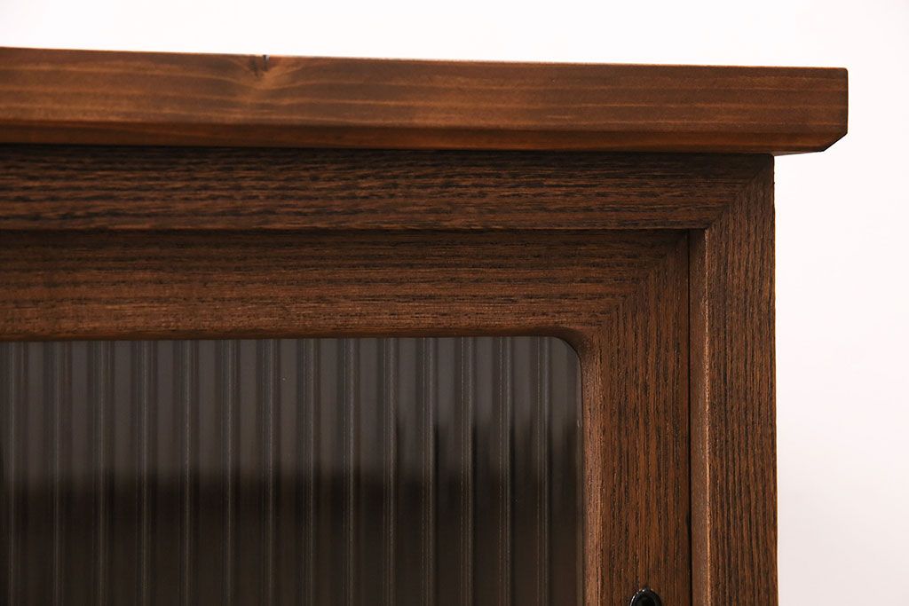 和製アンティーク　厚手桐材　天板リメイク　脚付き　上手物!懐かしさ漂う雰囲気が魅力的な造りの良いローボード(収納棚、テレビ台、テレビボード)(R-048578)