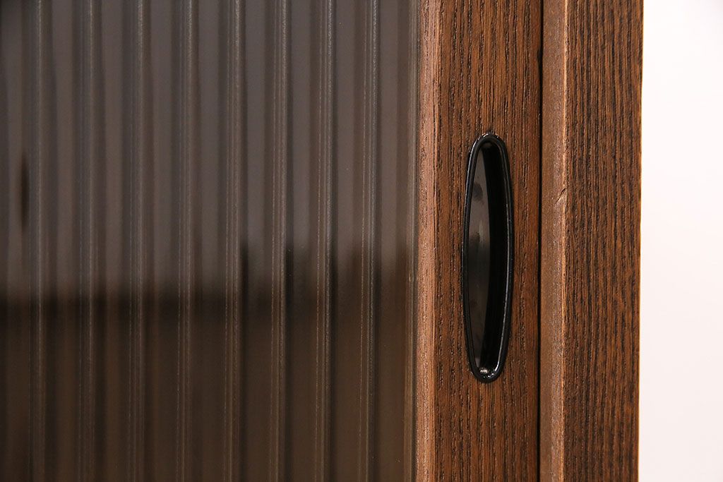 和製アンティーク　厚手桐材　天板リメイク　脚付き　上手物!懐かしさ漂う雰囲気が魅力的な造りの良いローボード(収納棚、テレビ台、テレビボード)(R-048578)