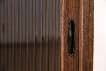 和製アンティーク　厚手桐材　天板リメイク　脚付き　上手物!懐かしさ漂う雰囲気が魅力的な造りの良いローボード(収納棚、テレビ台、テレビボード)(R-048578)