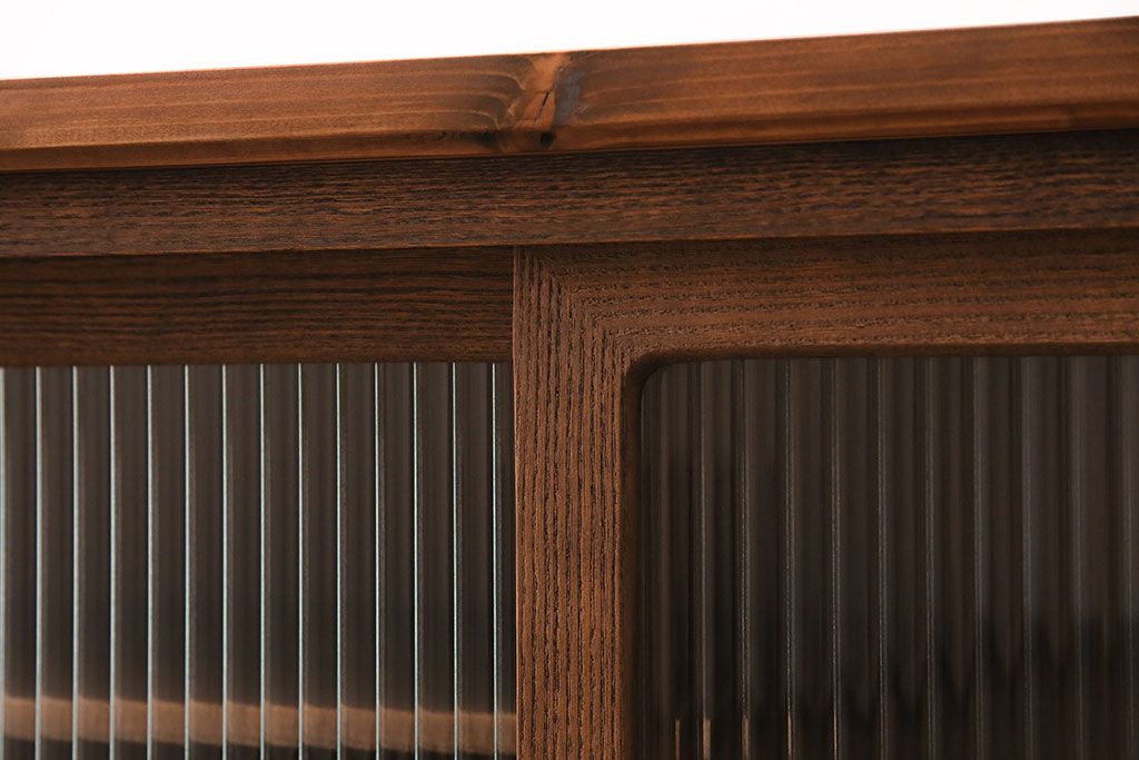 和製アンティーク　厚手桐材　天板リメイク　脚付き　上手物!懐かしさ漂う雰囲気が魅力的な造りの良いローボード(収納棚、テレビ台、テレビボード)(R-048578)