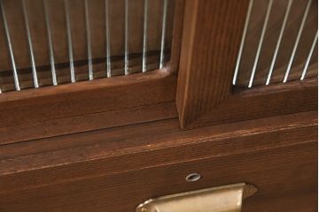 和製アンティーク　厚手桐材　天板リメイク　脚付き　上手物!懐かしさ漂う雰囲気が魅力的な造りの良いローボード(収納棚、テレビ台、テレビボード)(R-048578)