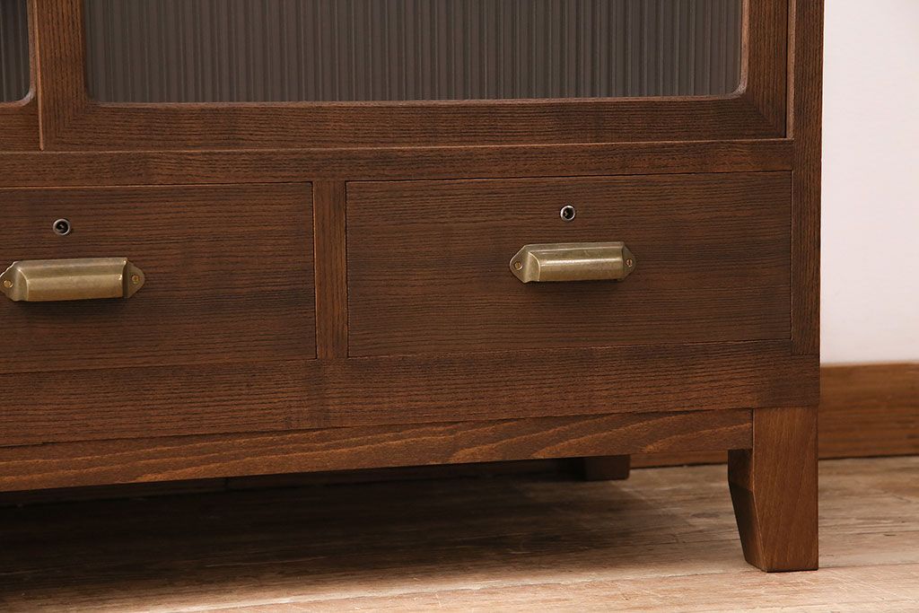 和製アンティーク　厚手桐材　天板リメイク　脚付き　上手物!懐かしさ漂う雰囲気が魅力的な造りの良いローボード(収納棚、テレビ台、テレビボード)(R-048578)