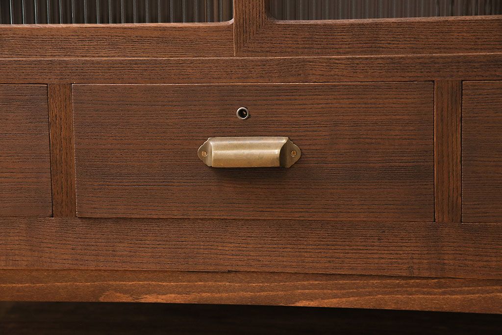 和製アンティーク　厚手桐材　天板リメイク　脚付き　上手物!懐かしさ漂う雰囲気が魅力的な造りの良いローボード(収納棚、テレビ台、テレビボード)(R-048578)