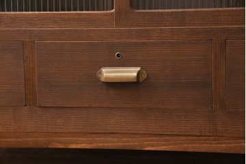 和製アンティーク　厚手桐材　天板リメイク　脚付き　上手物!懐かしさ漂う雰囲気が魅力的な造りの良いローボード(収納棚、テレビ台、テレビボード)(R-048578)