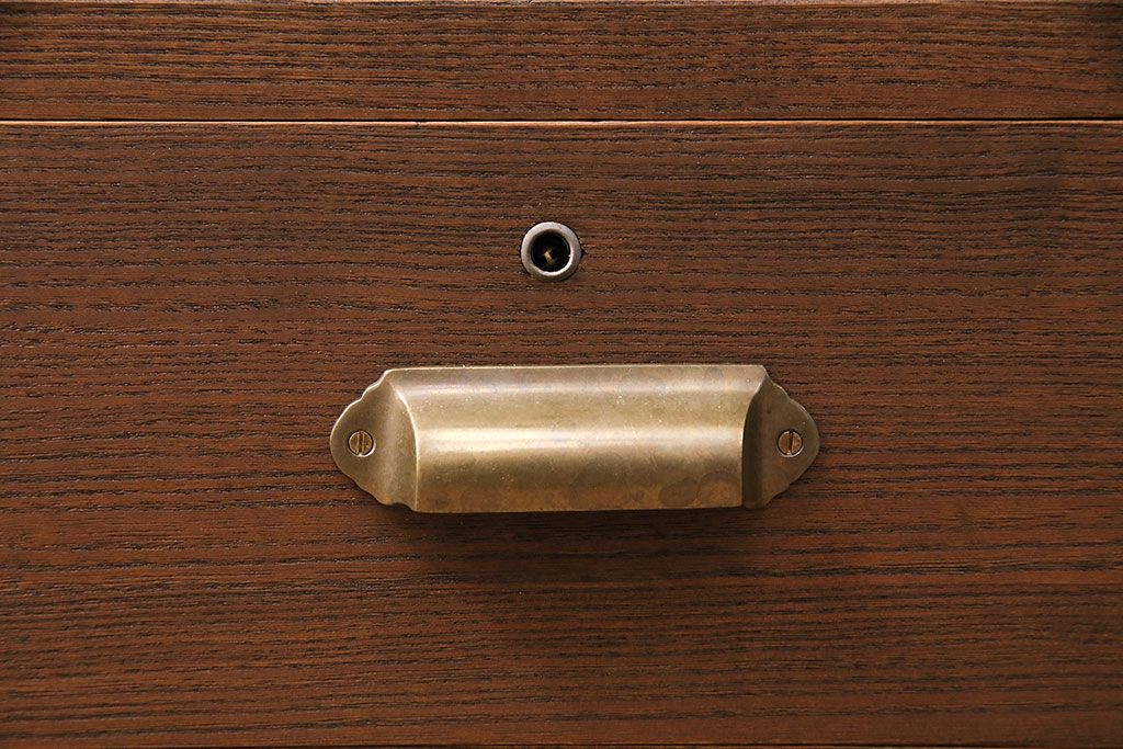 和製アンティーク　厚手桐材　天板リメイク　脚付き　上手物!懐かしさ漂う雰囲気が魅力的な造りの良いローボード(収納棚、テレビ台、テレビボード)(R-048578)