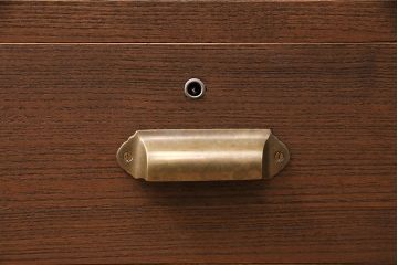 和製アンティーク　厚手桐材　天板リメイク　脚付き　上手物!懐かしさ漂う雰囲気が魅力的な造りの良いローボード(収納棚、テレビ台、テレビボード)(R-048578)