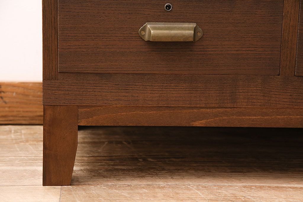 和製アンティーク　厚手桐材　天板リメイク　脚付き　上手物!懐かしさ漂う雰囲気が魅力的な造りの良いローボード(収納棚、テレビ台、テレビボード)(R-048578)