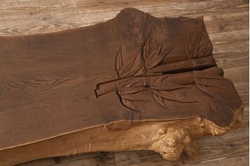国産　工芸家具　総栗材　職人技が素晴らしい!凝った彫刻が魅力的な一枚板のテーブル(ローテーブル、座卓、センターテーブル)(R-048585)
