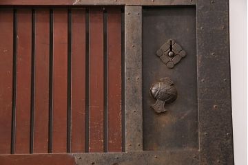 アンティーク建具　石川県産　ヒノキ材・腰板ケヤキ材　巾着金具付き!高級感と品が漂う蔵戸(引き戸、玄関戸)(R-048586)