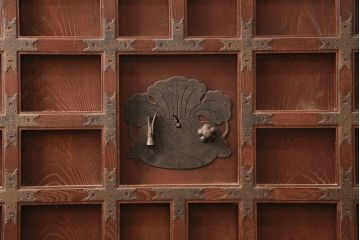 アンティーク建具　石川県産　ヒノキ材・腰板ケヤキ材　巾着金具付き!高級感と品が漂う蔵戸(引き戸、玄関戸)(R-048586)