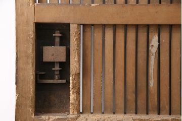 アンティーク建具　石川県産　ヒノキ材・腰板ケヤキ材　巾着金具付き!高級感と品が漂う蔵戸(引き戸、玄関戸)(R-048586)