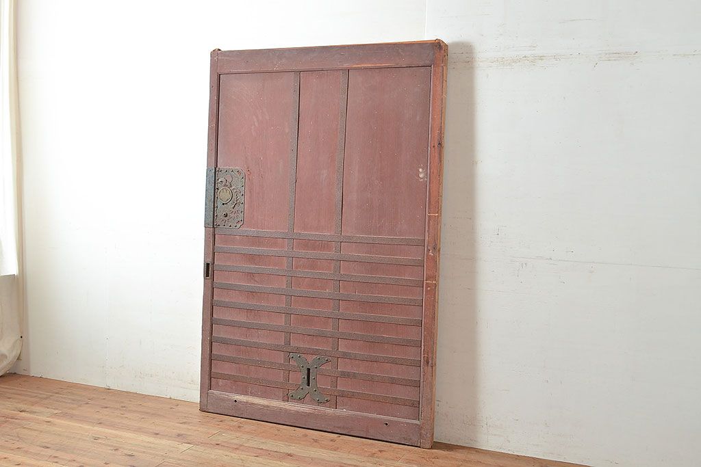 アンティーク建具　明治～大正期　檜(ヒノキ)材　金具の長い歳月を経た貫禄と存在感溢れる蔵戸1枚　(R-048589)