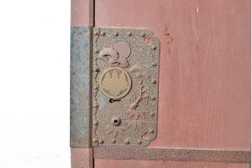 アンティーク建具　明治～大正期　檜(ヒノキ)材　金具の長い歳月を経た貫禄と存在感溢れる蔵戸1枚　(R-048589)