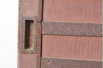アンティーク建具　明治～大正期　檜(ヒノキ)材　金具の長い歳月を経た貫禄と存在感溢れる蔵戸1枚　(R-048589)