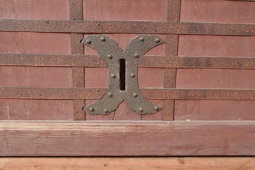 アンティーク建具　明治～大正期　檜(ヒノキ)材　金具の長い歳月を経た貫禄と存在感溢れる蔵戸1枚　(R-048589)