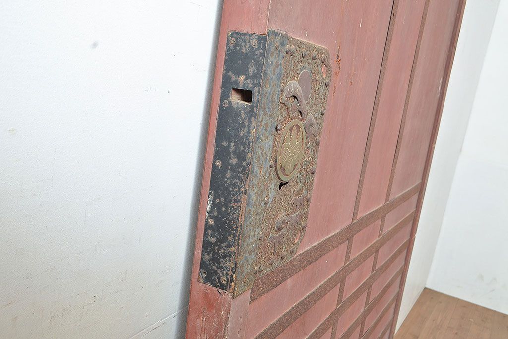 アンティーク建具　明治～大正期　檜(ヒノキ)材　金具の長い歳月を経た貫禄と存在感溢れる蔵戸1枚　(R-048589)