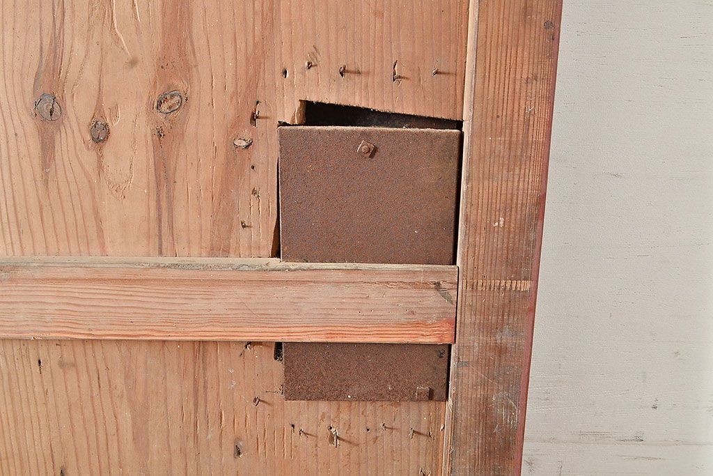 アンティーク建具　明治～大正期　檜(ヒノキ)材　金具の長い歳月を経た貫禄と存在感溢れる蔵戸1枚　(R-048589)